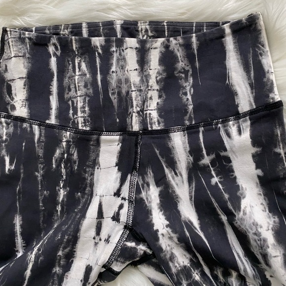NWOT Wehi Tie-Dye Leggings Black/White Small - Picture 4 of 6